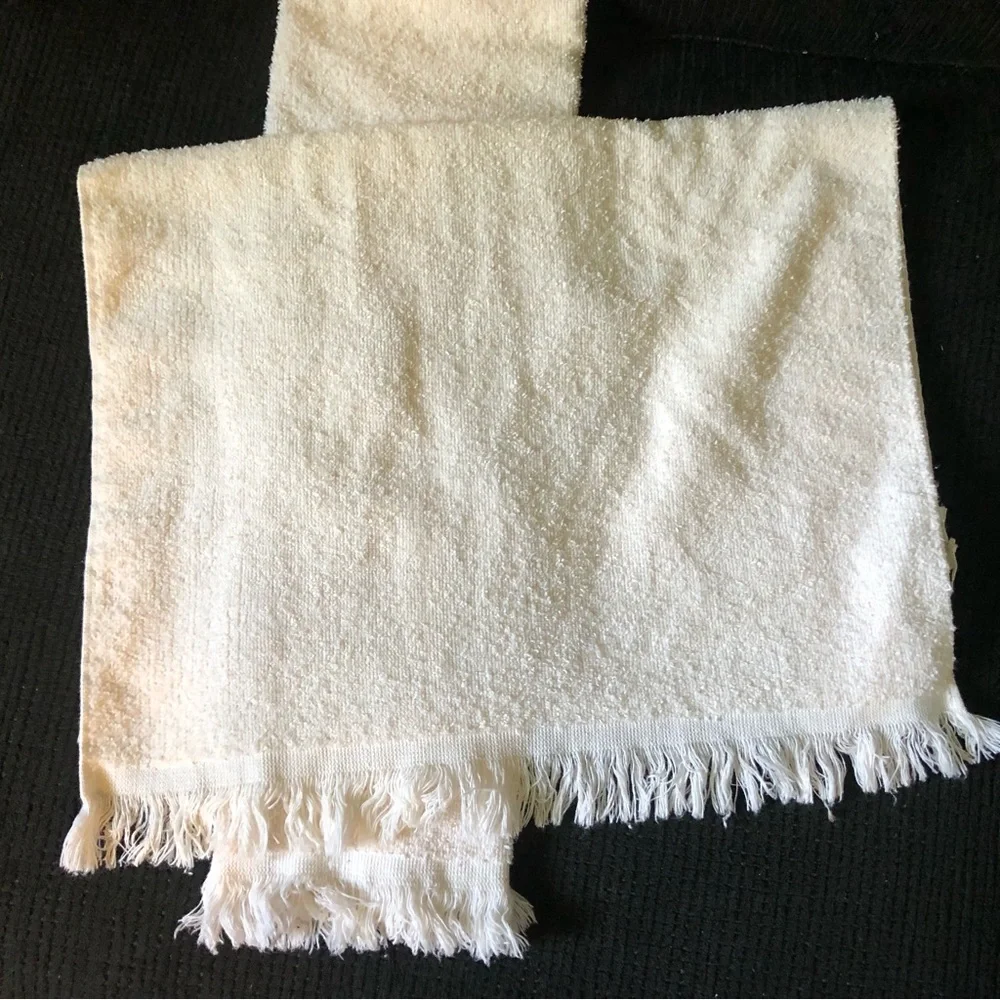 7468 VTG Embroidered Heart Hand Towels Set 2 Fringe Cream Pink Green Made USA